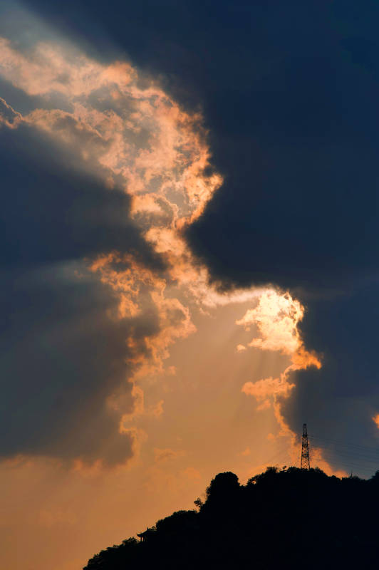 夕阳穿透云层的壮丽景象图片