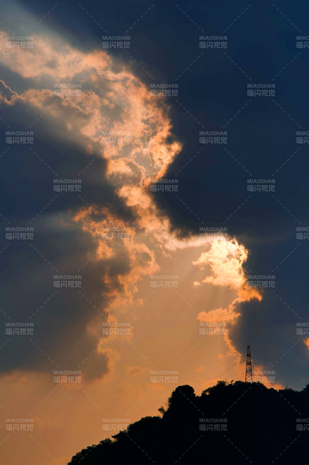 夕阳穿透云层的壮丽景象图片