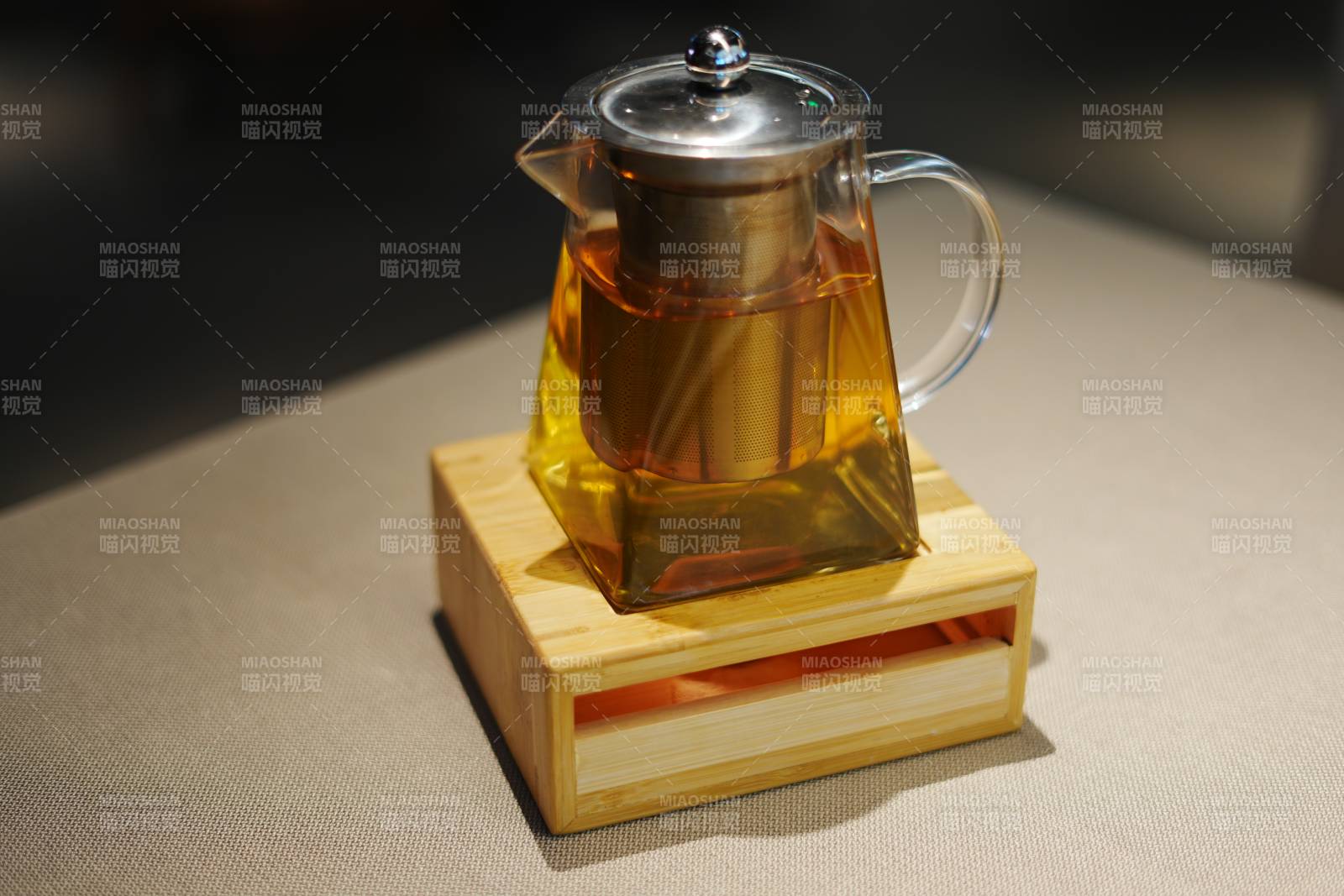 玻璃茶壶与木质底座图片