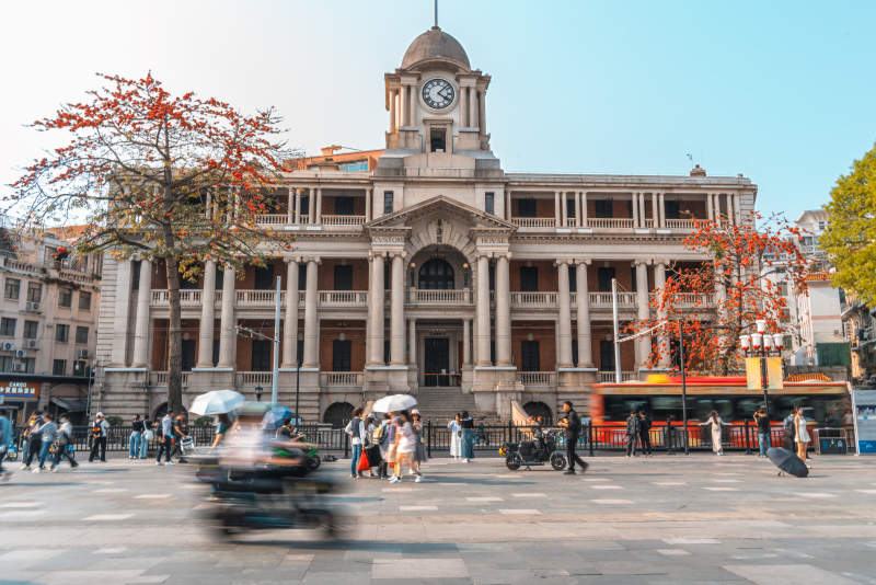 繁忙街道上的广州粤海关博物馆图片