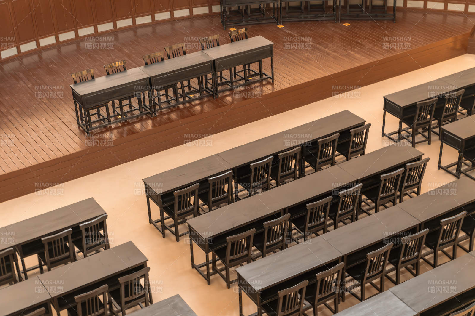 复古教室里桌椅排列图片