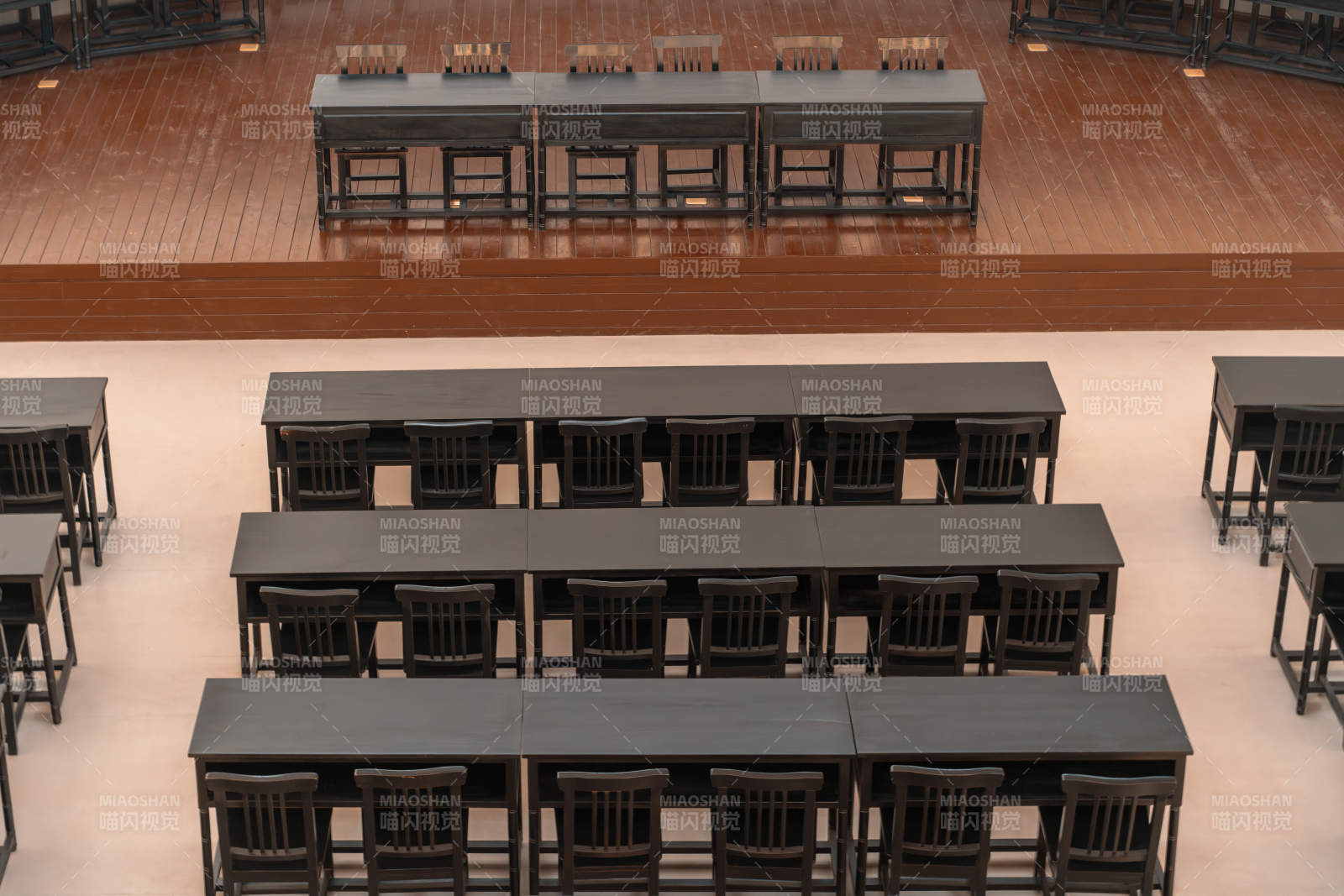 复古大礼堂里的桌椅排列图片