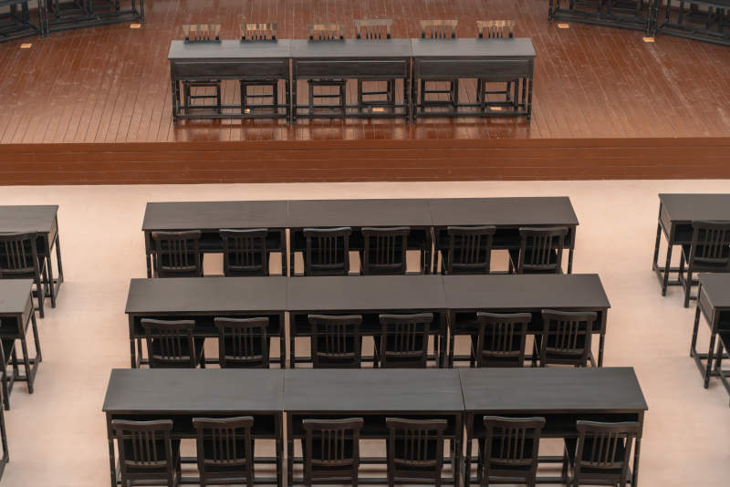 复古大礼堂里的桌椅排列图片