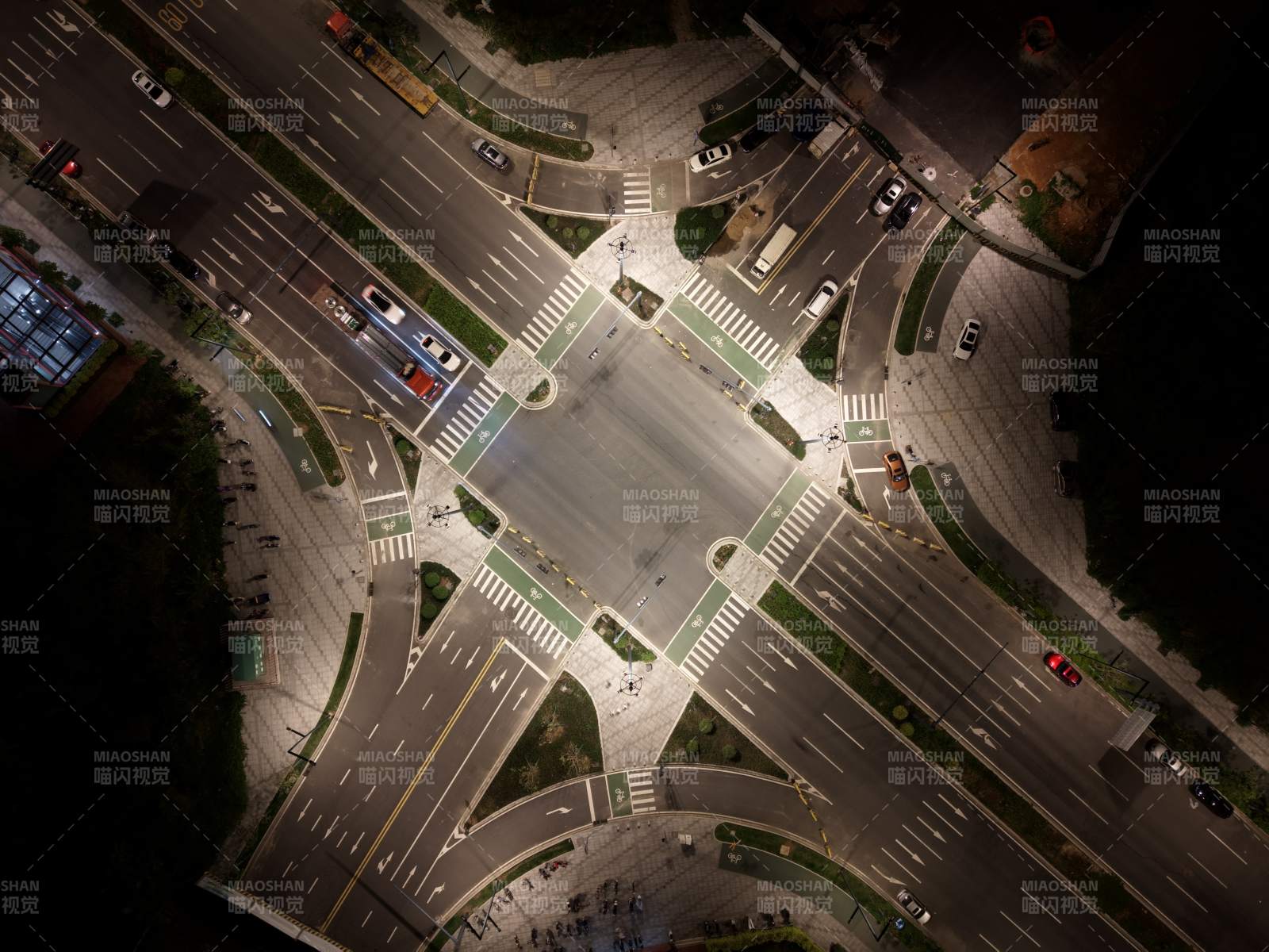 夜幕下的城市十字路口图片