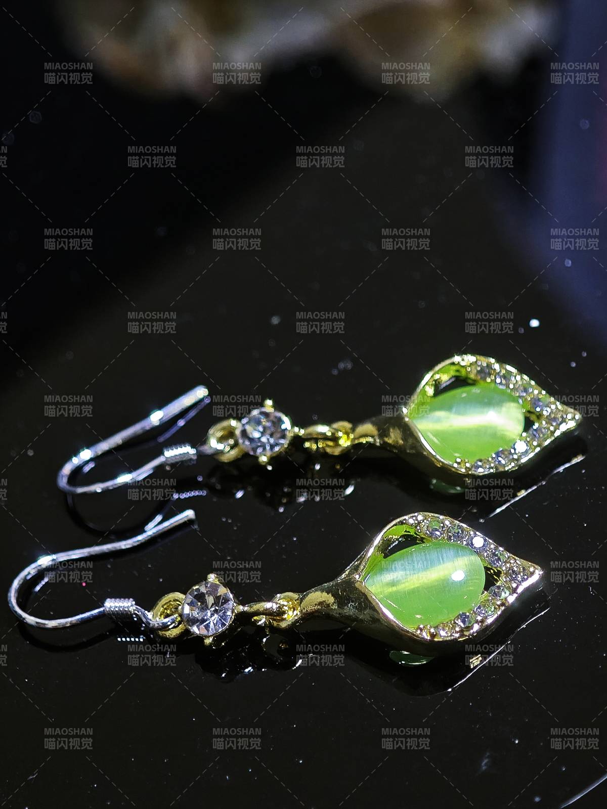 绿色宝石耳坠图片