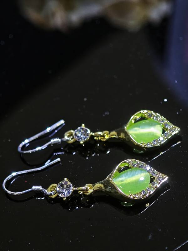 绿色宝石耳坠图片