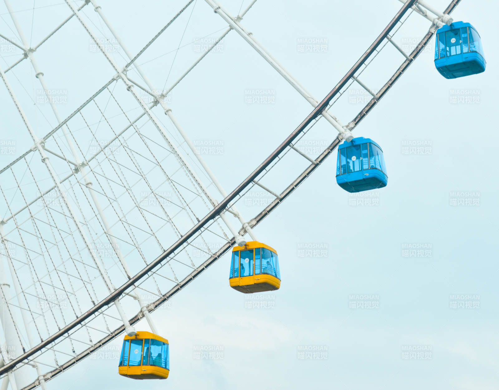 摩天轮上的蓝色车厢图片