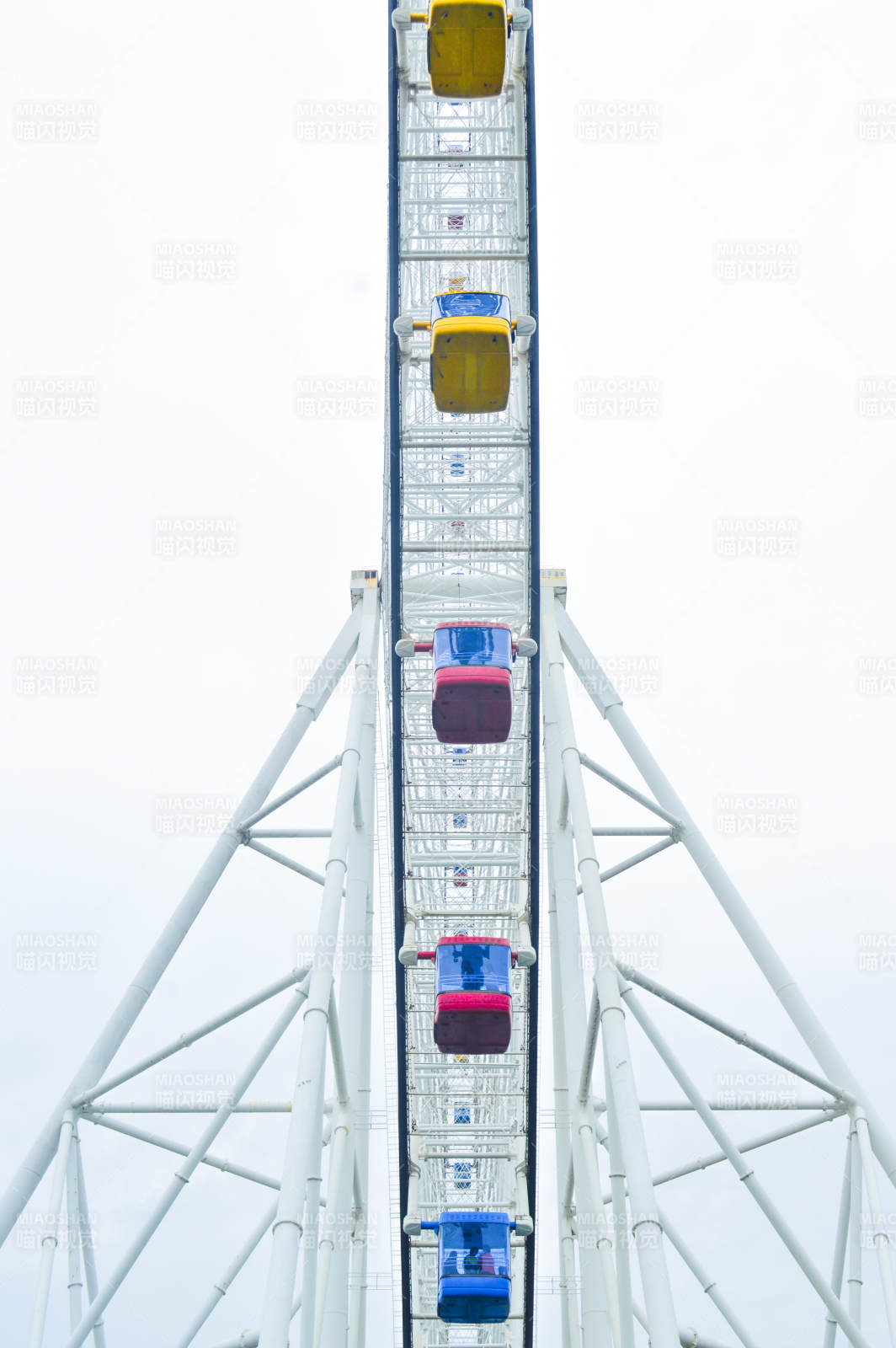 摩天轮上的多彩车厢图片
