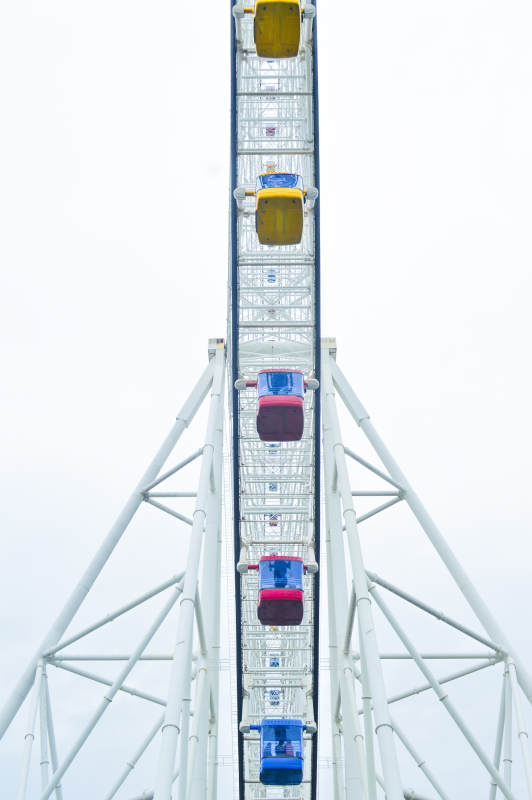 摩天轮上的多彩车厢图片