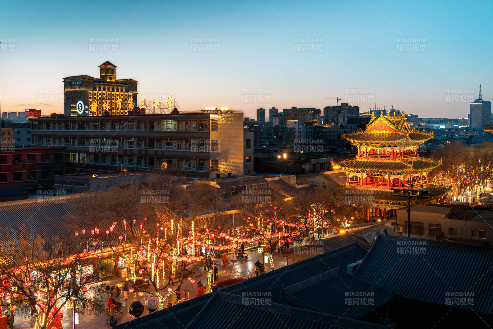 陕西榆林古城的夜市灯火辉煌图片