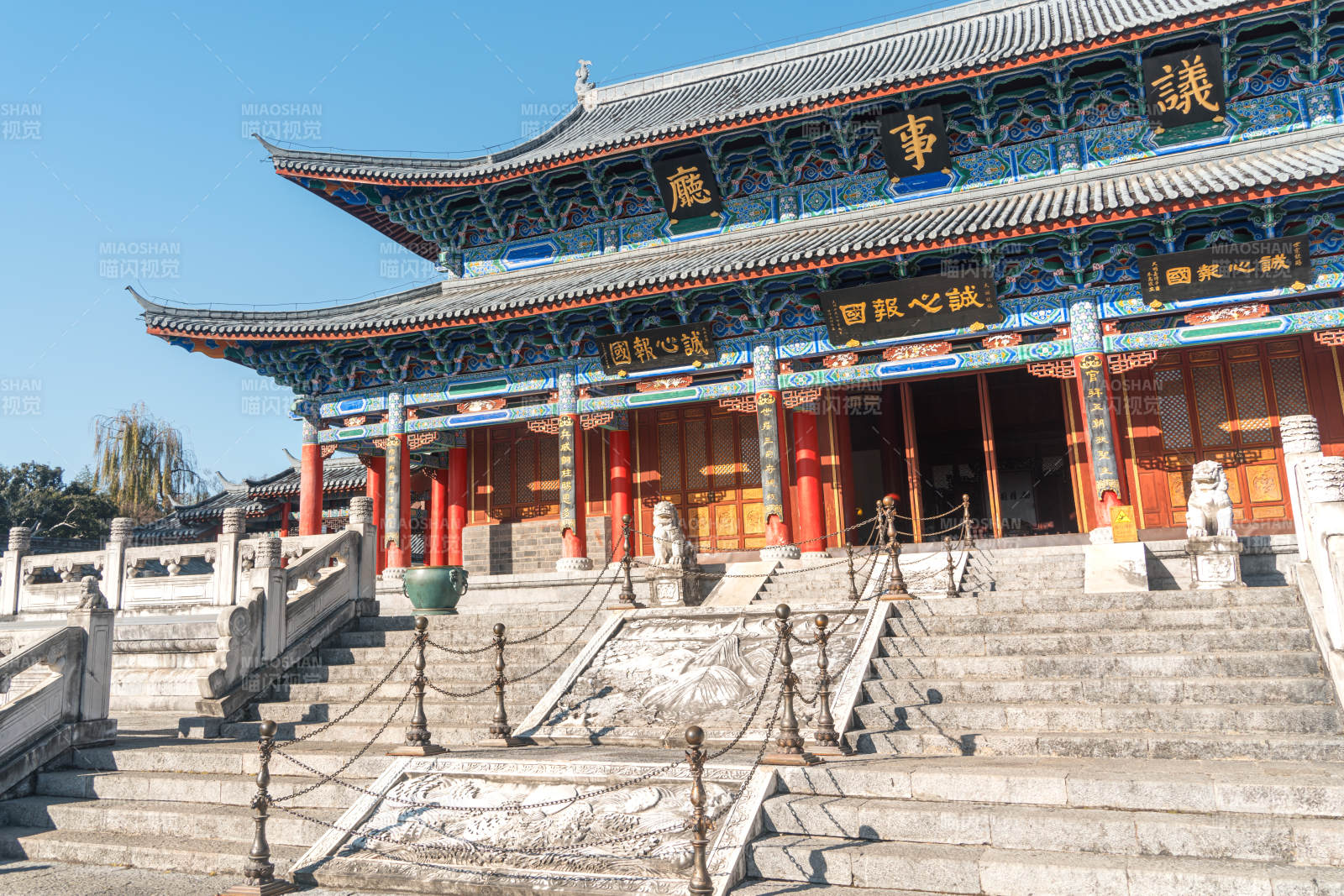 丽江木府建筑前的石阶图片