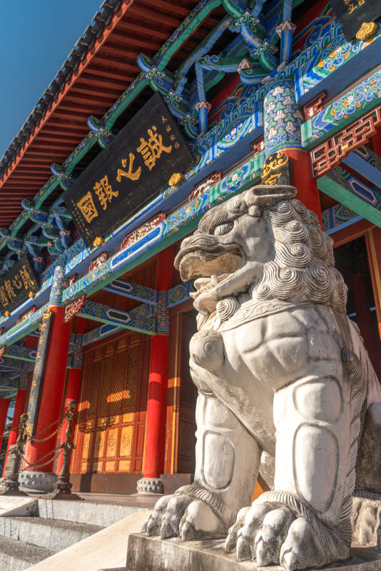 石狮守护下的古建筑图片