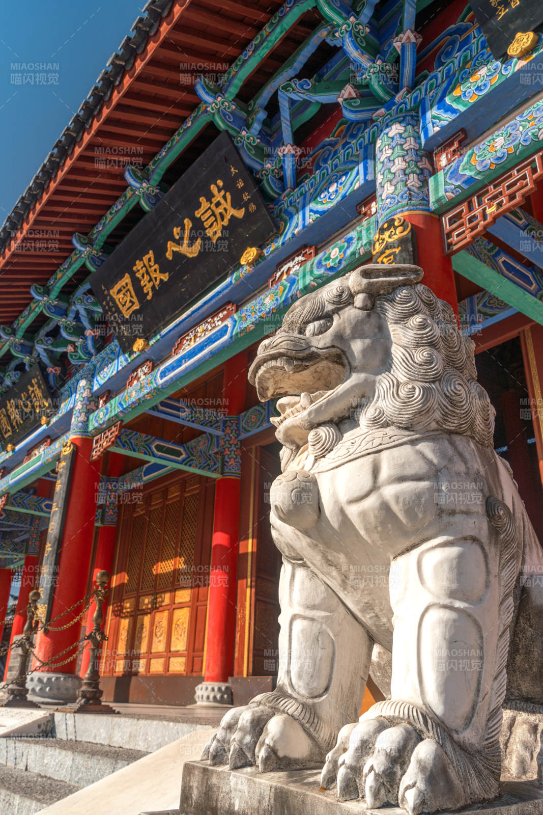 石狮守护下的古建筑图片