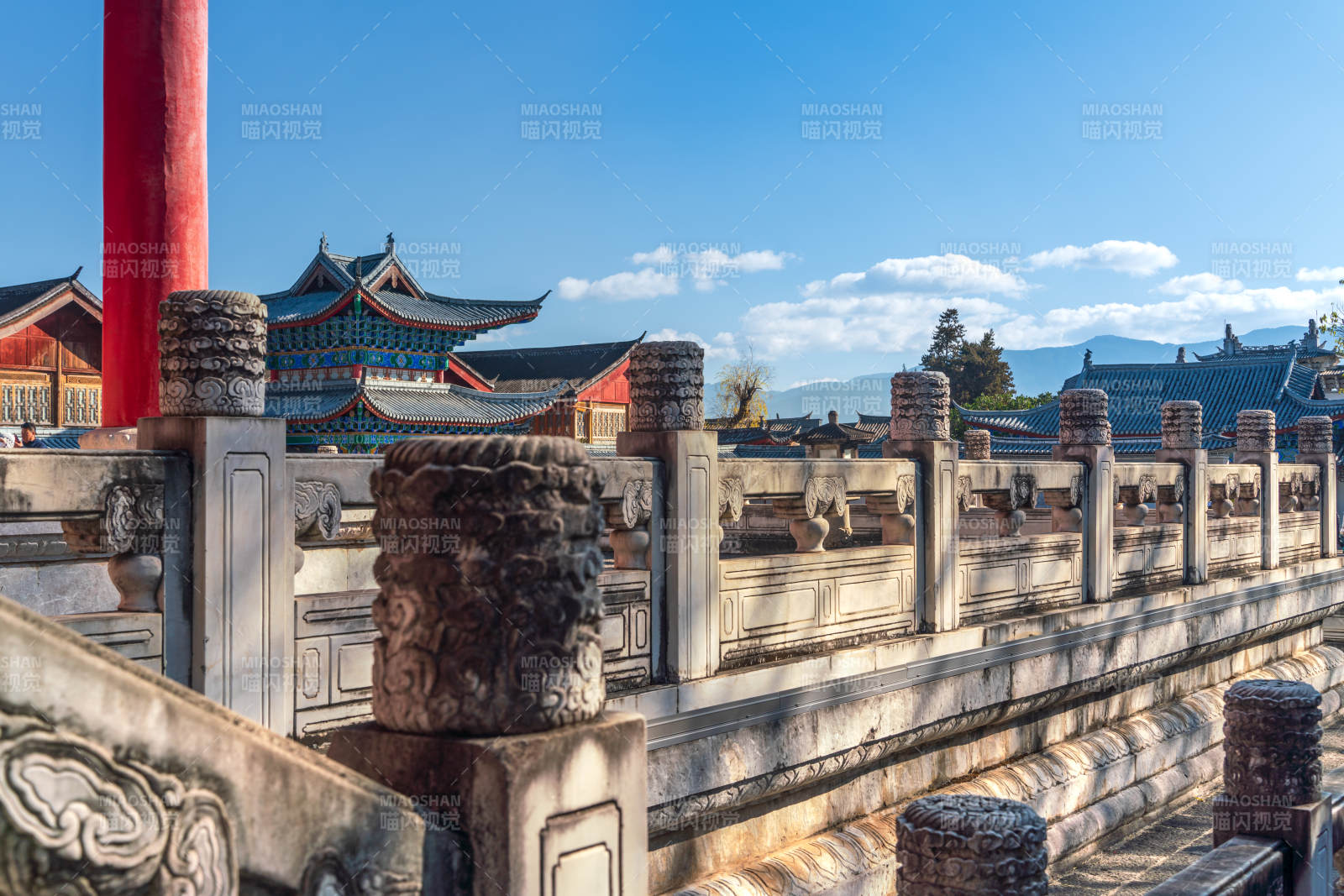 云南丽江木府的宫殿建筑群图片