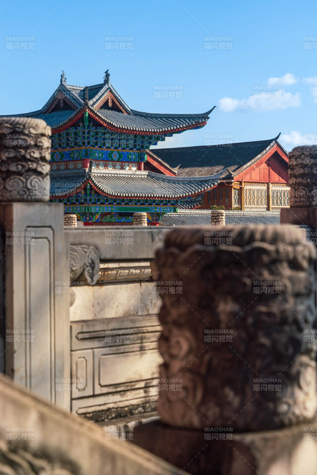 丽江木府古建筑的屋顶与石雕图片