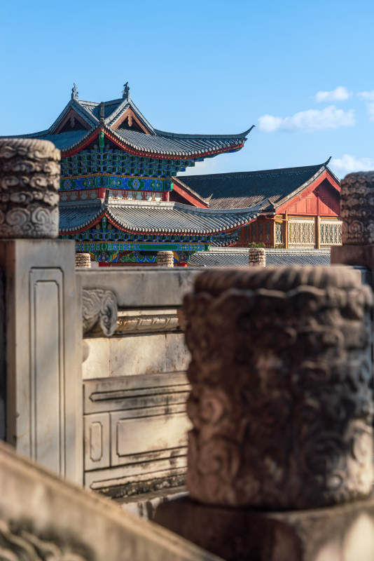 丽江木府古建筑的屋顶与石雕图片