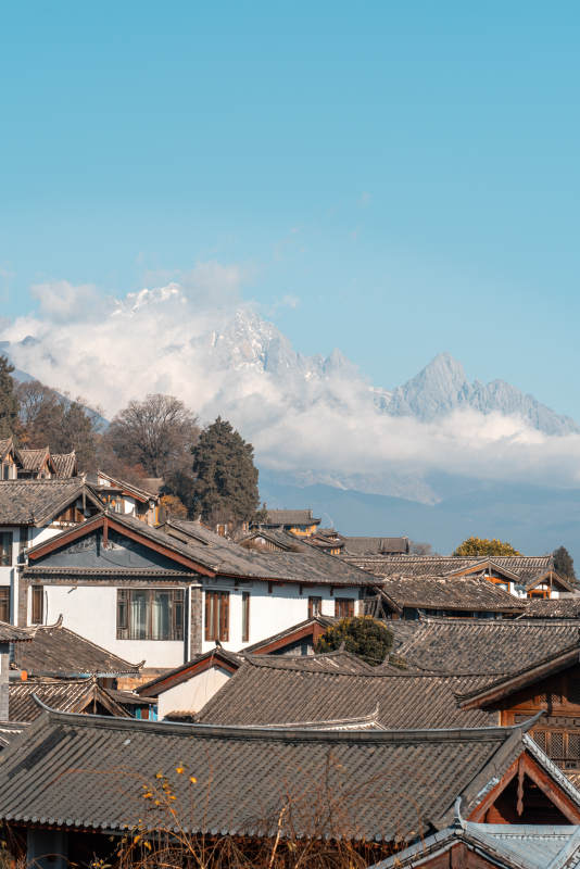 玉龙雪山下的古镇风光图片