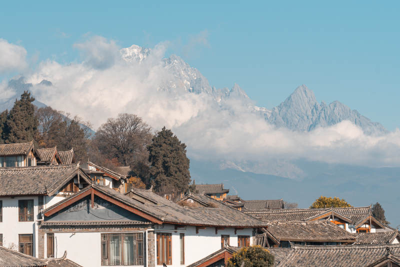 玉龙雪山映衬下的古城图片
