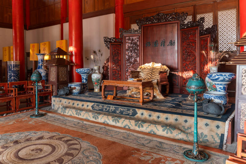 丽江木府室内王椅图片