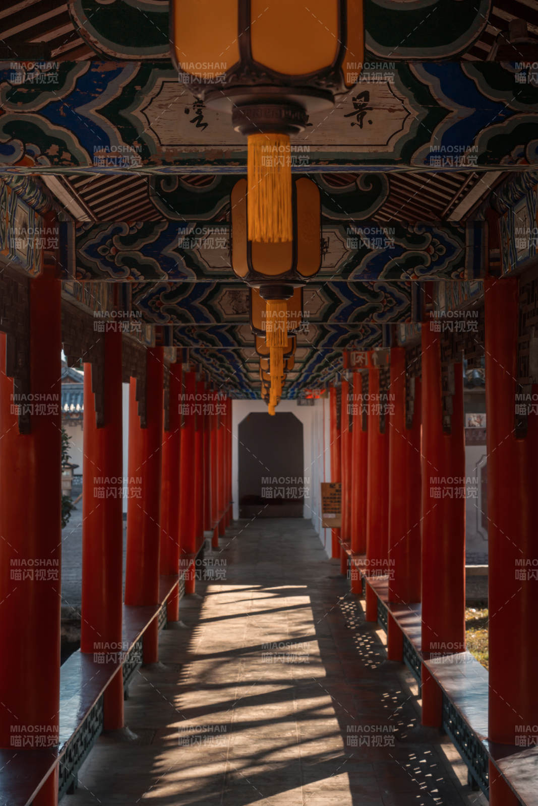 云南丽江木府的长廊图片