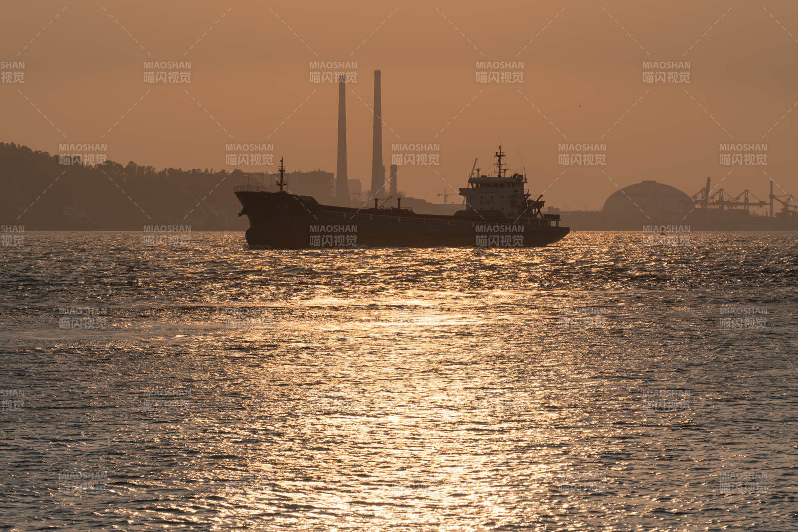 夕阳下的工业船影图片