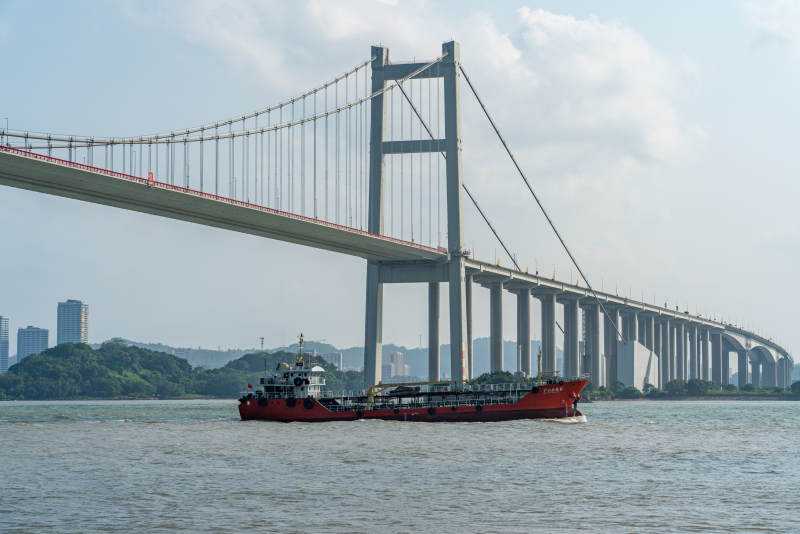 虎门大桥下繁忙的航运图片