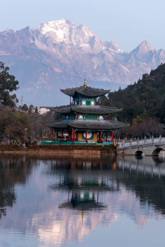 雪山映衬下的古建筑图片