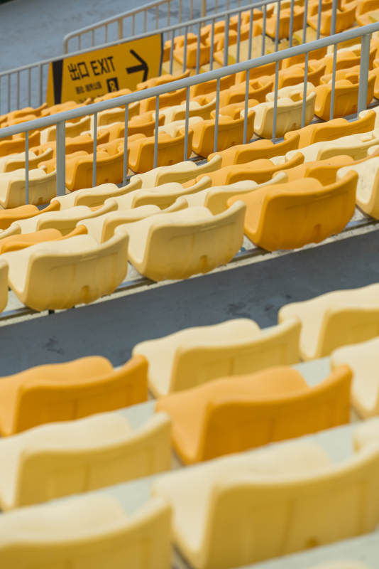 空旷的黄色体育场座位图片