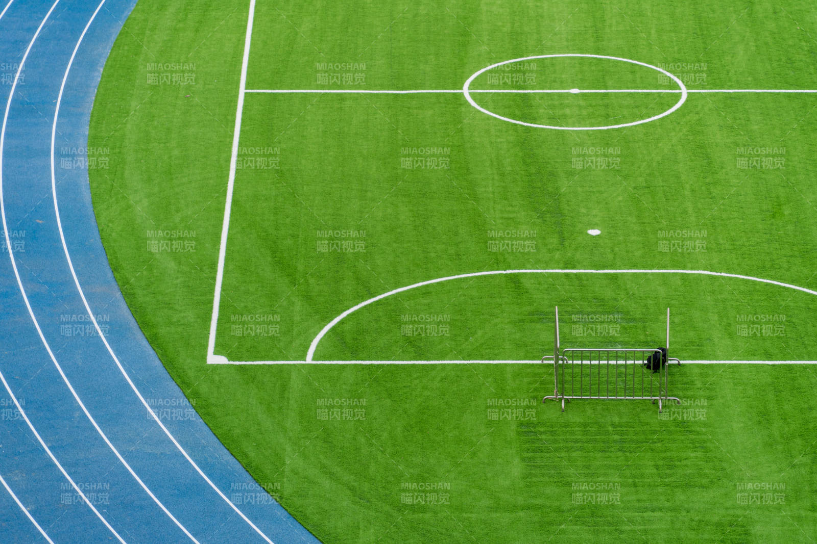 足球场与跑道图片