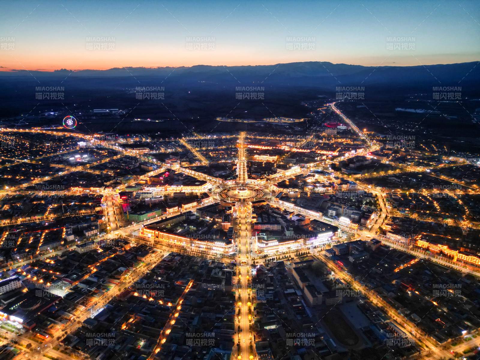 夜幕下的新疆八卦城夜景图片