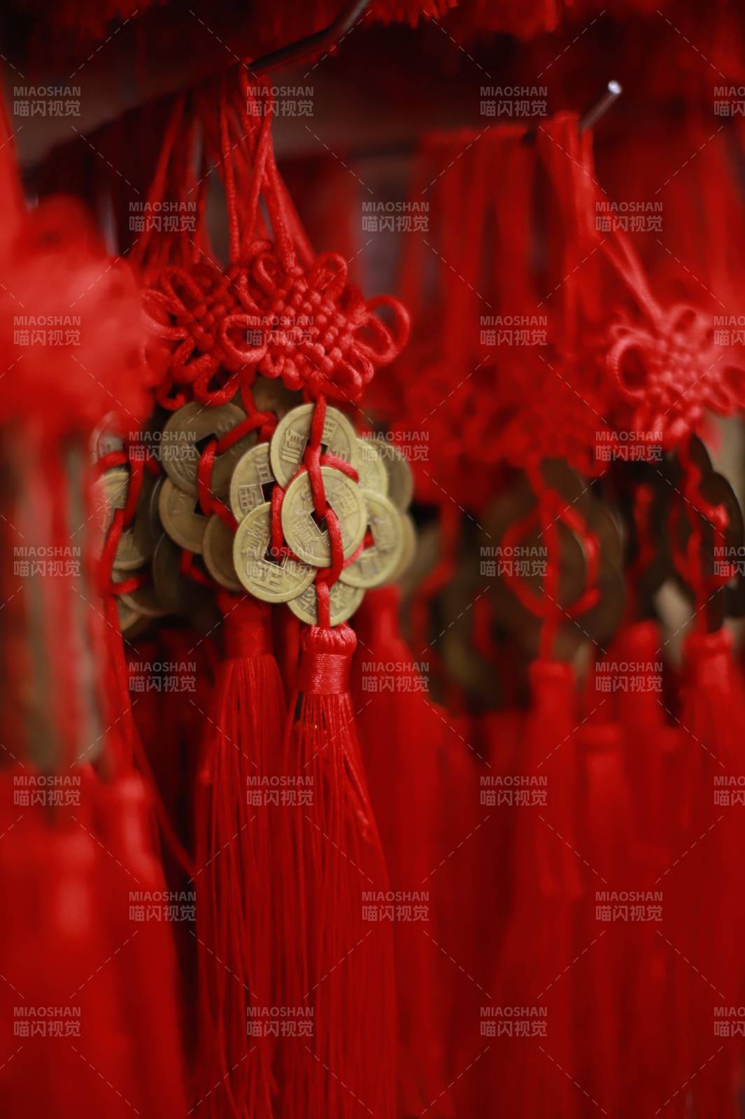 红色流苏与古币装饰图片