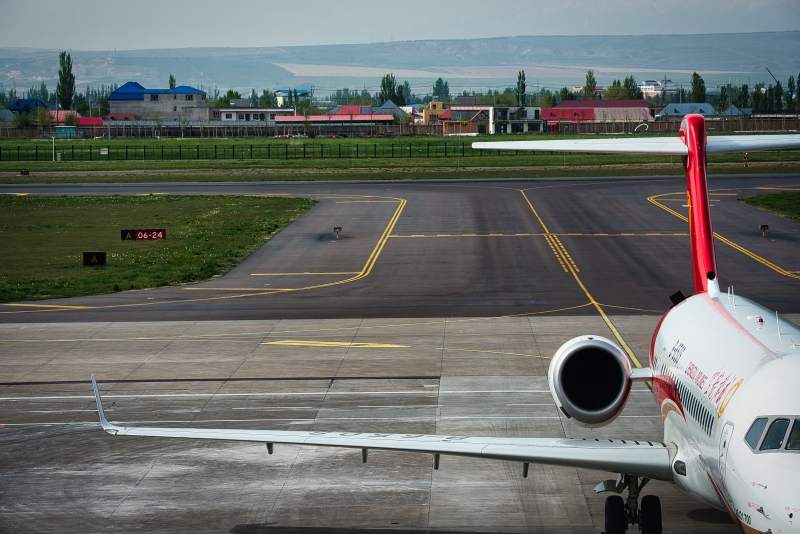 机场上的飞机图片