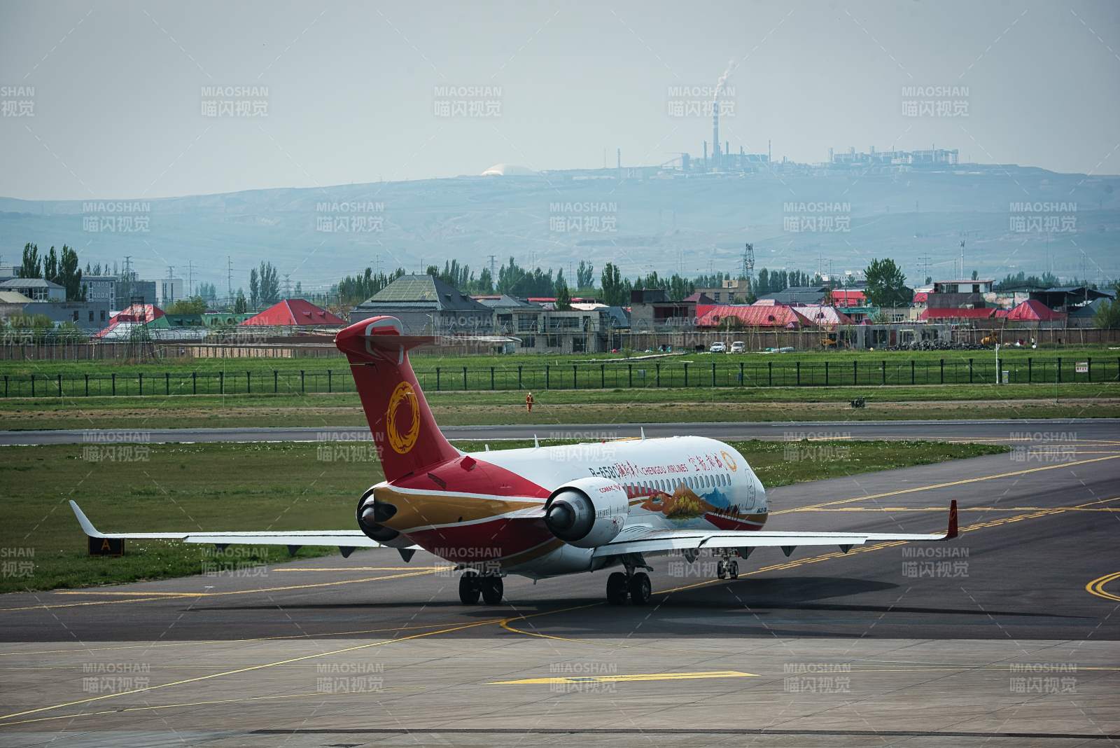 飞机滑行在跑道上图片