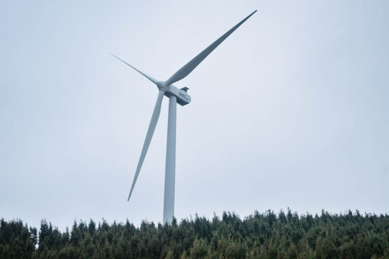 风中独舞的风力发电机图片