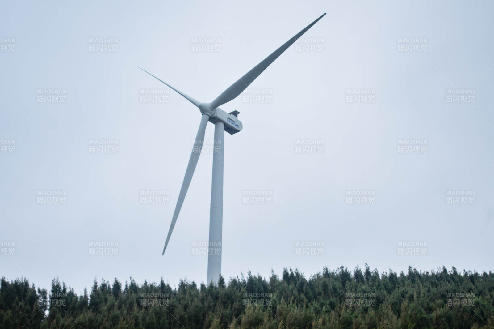 风中独舞的风力发电机图片