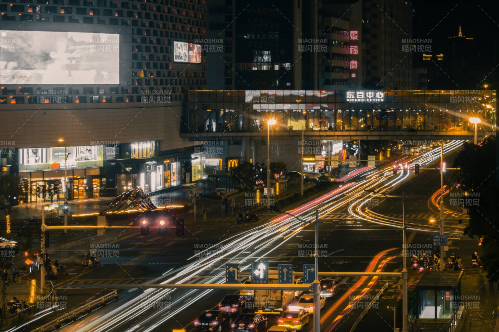 夜幕下的城市交通图片