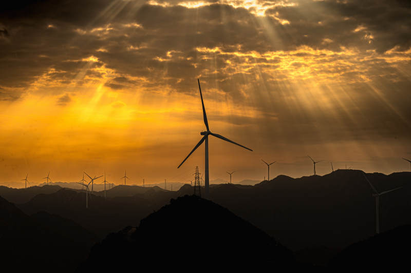 夕阳下的风车剪影图片