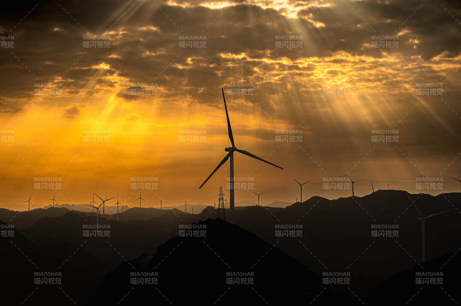 夕阳下的风车剪影图片