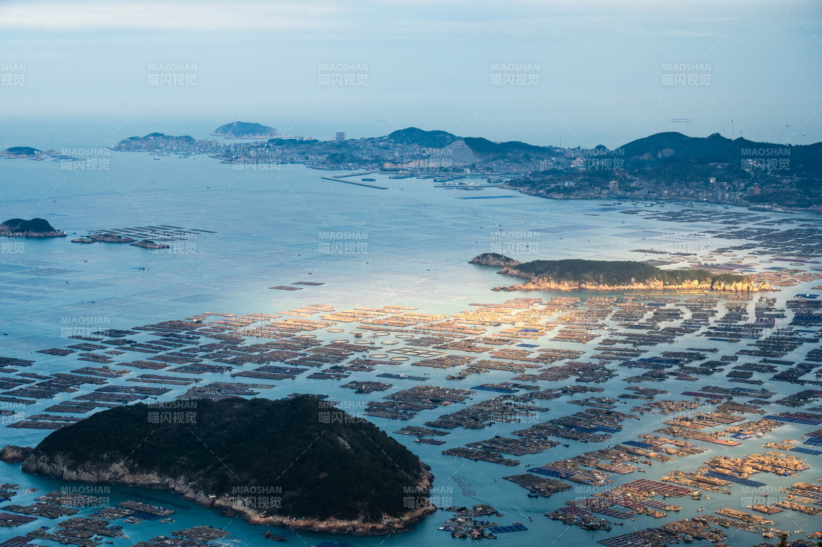 福州连江旗冠顶海上渔村夜景图片