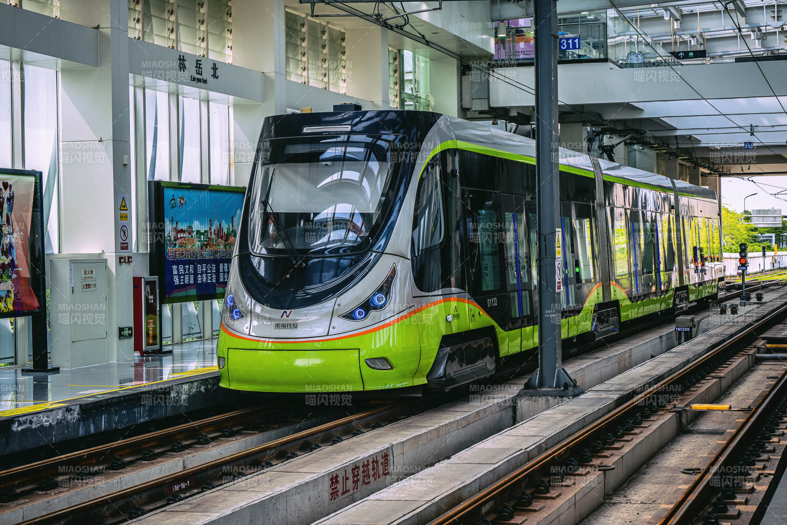 现代有轨电车进站图片