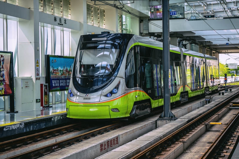 现代有轨电车进站图片