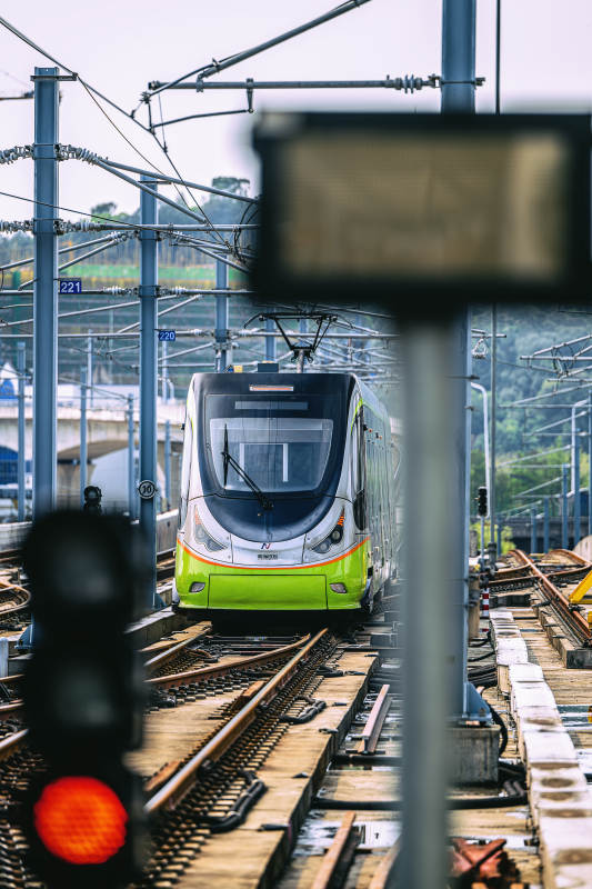 现代电车进站瞬间图片