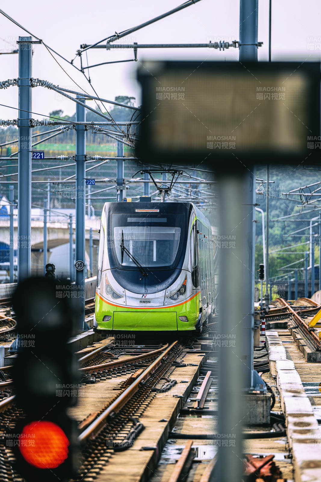现代电车进站瞬间图片