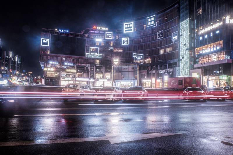 夜幕下的城市霓虹图片