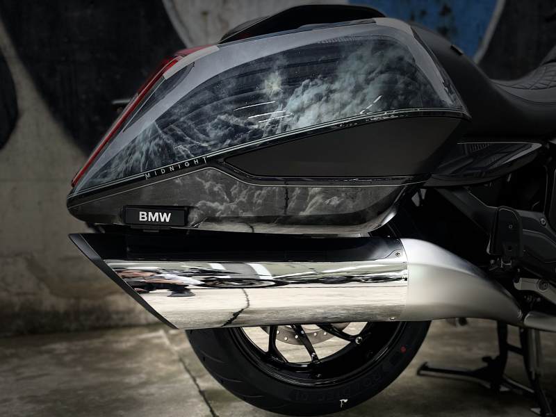 宝马摩托车尾部特写图片