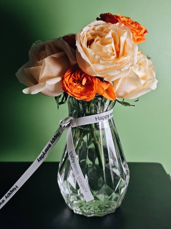 花瓶里的幸福花束图片