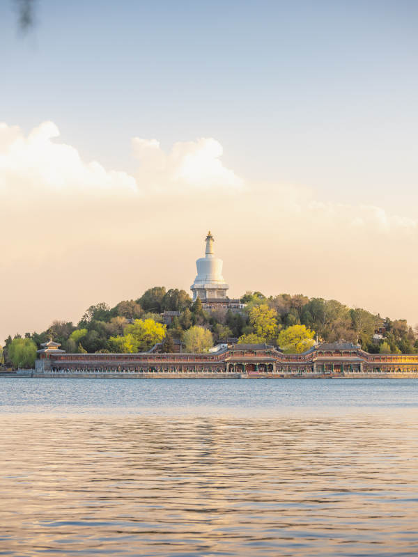 北京北海公园白塔湖光图片