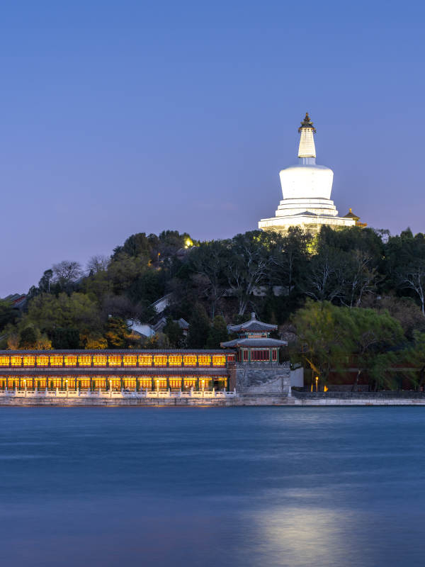 北海白塔夜景图片
