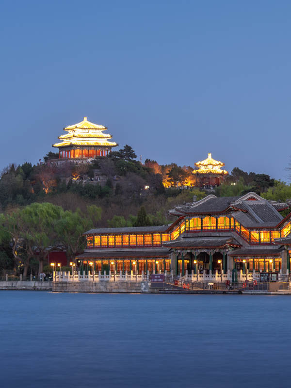 北海公园夜景图片