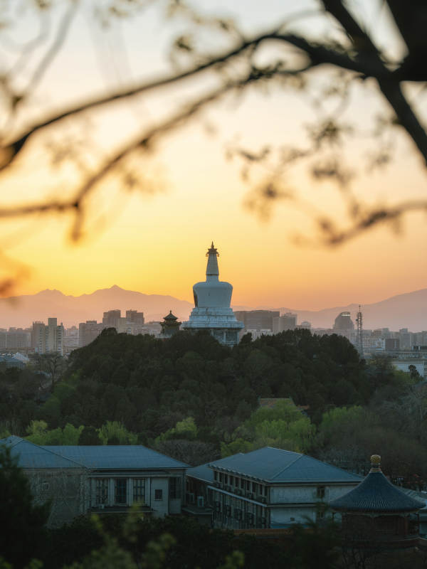 白塔夕阳图片